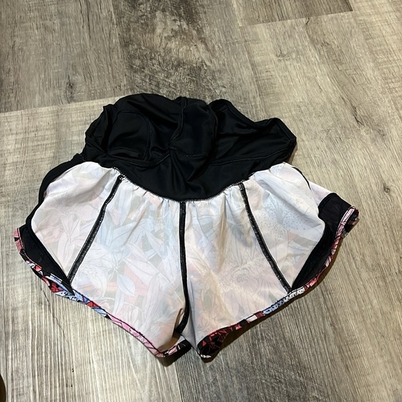 Lululemon Hotty Hot Lush Lillies Multi Black size 2 - Picture 9 of 11
